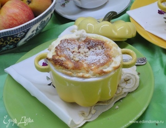 Посыпьте сахарной пудрой и любимыми орехами и сразу же подавайте, пока суфле не опало.