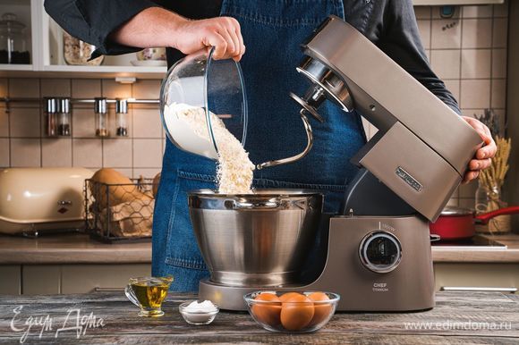Приготовьте пасту фузилли. Для этого в чашу кухонной машины KENWOOD высыпьте муку, яйца, соль и оливковое масло. С помощью насадки крюк вымесите рассыпчатое тесто. Накройте пищевой пленкой и положите в холодильник на 30 минут.