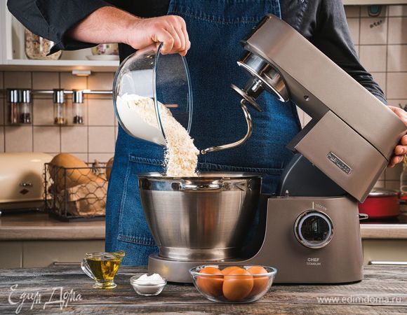 Приготовьте пасту фузилли. Для этого в чашу кухонной машины KENWOOD высыпьте муку, яйца, соль и оливковое масло. С помощью насадки крюк вымесите рассыпчатое тесто. Накройте пищевой пленкой и положите в холодильник на 30 минут.