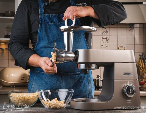 Установите насадку для фузилли и приготовьте макароны. Оставьте их немного подсохнуть.