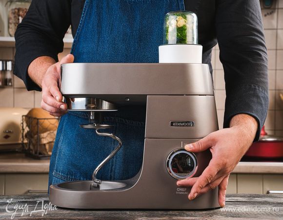 Для этого измельчите чеснок вместе с укропом с помощью насадки мультиизмельчитель, слегка взбейте вилкой яичный желток и соедините с чесноком и укропом.