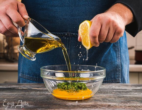 Добавьте яичный желток, смесь укропа с чесноком, оливковое масло, лимонный сок, соль и перец по вкусу. Перемешайте. Затяните емкость с соусом пищевой пленкой и поставьте в холодильник на 30 минут.