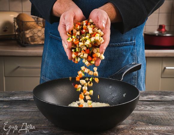 Лук измельчите и обжарьте на оливковом масле до золотистого цвета. Добавьте на сковороду к луку остальные овощи, посолите, поперчите, добавьте базилик. Все перемешайте, накройте крышкой и тушите на небольшом огне 15 минут.