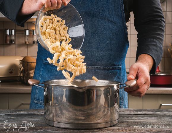 Макароны фузилли отварите в подсоленной воде до состояния аль денте. Воду слейте. 
