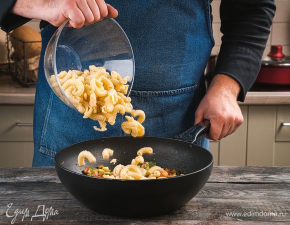 Добавьте пасту к овощам. Перемешайте.