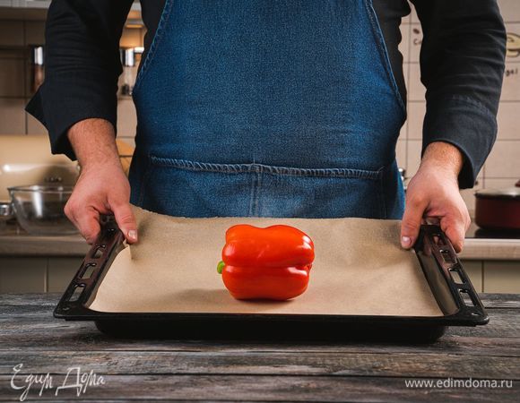 Болгарский перец промойте, обсушите бумажным полотенцем. Выложите перец на противень, застеленный пергаментом. Поставьте запекаться в духовку при 180°С на 40 минут. По готовности очистите кожу.