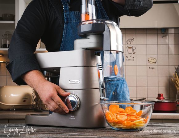 Промойте и очистите морковь, картофель. Установите на кухонную машину KENWOOD насадку-овощерезку и нарежьте овощи кусочками.