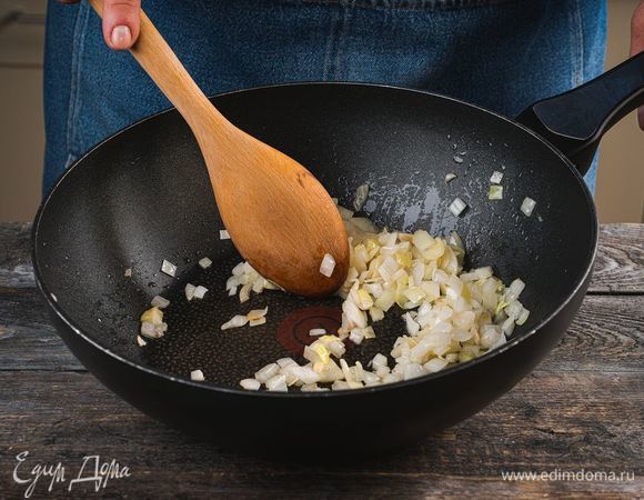 Лук и чеснок нарежьте мелко и обжарьте на оливковом масле.