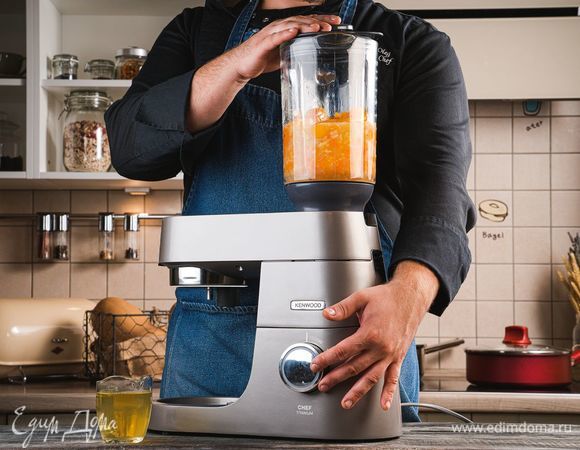 Установите на кухонную машину KENWOOD насадку-блендер. Положите в чашу блендера вареную морковь, картофель, запеченный перец, обжаренный лук с чесноком. Добавьте немного овощного бульона. Измельчите овощи до состояния пюре. Если понадобится, добавьте еще бульона.