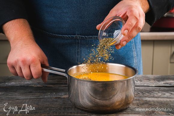 Перелейте суп-пюре в кастрюлю, добавьте орегано, соль и перец по вкусу. Доведите суп до кипения.