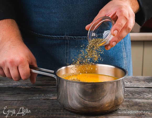 Перелейте суп-пюре в кастрюлю, добавьте орегано, соль и перец по вкусу. Доведите суп до кипения.