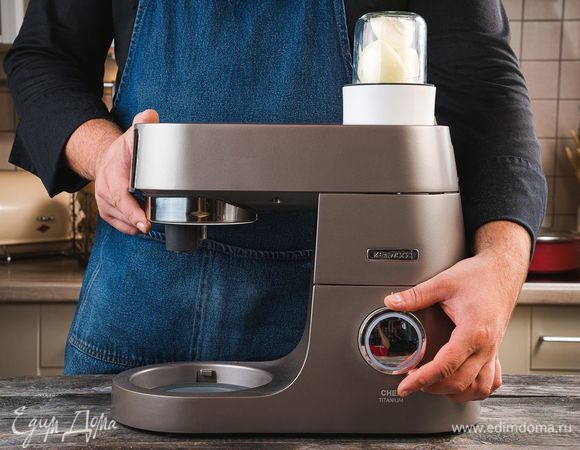 С помощью насадки-мультиизмельчителя перетрите моцареллу.