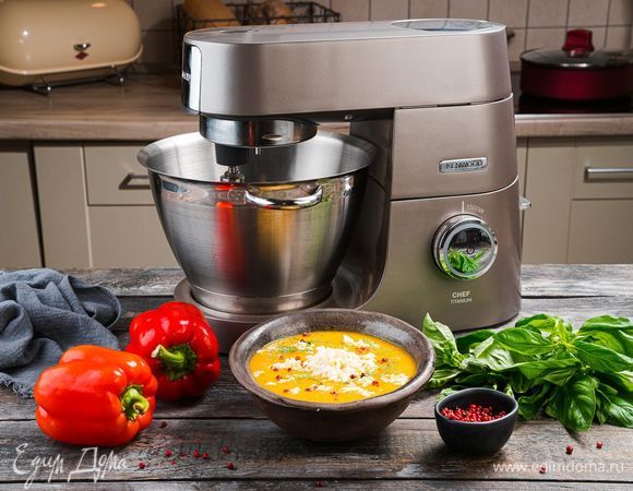 Разлейте суп-пюре в тарелки, посыпьте тертой моцареллой и украсьте листиками базилика. Приятного аппетита!