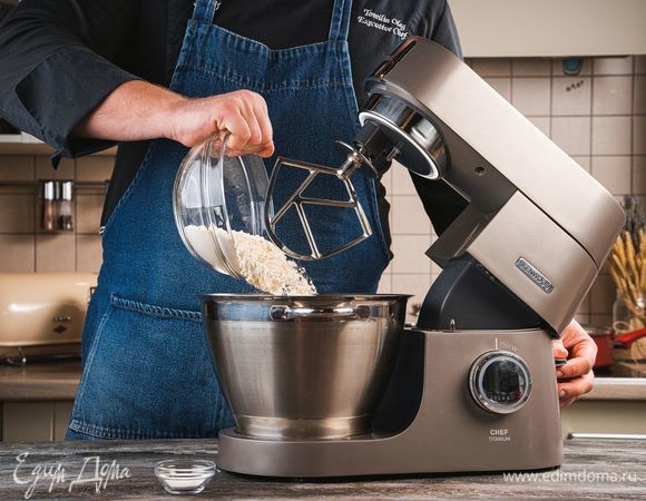 Далее добавьте в чашу просеянную пшеничную муку с разрыхлителем. Смешайте все хорошо с помощью насадки К-образной насадки для смешивания.