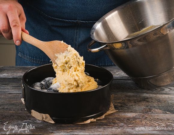 Сверху ровным слоем выложите тесто.