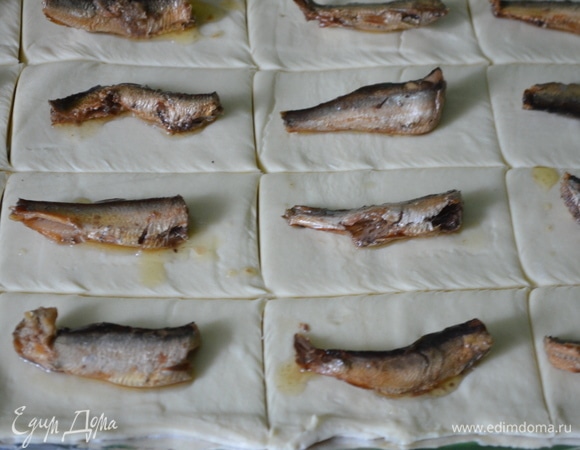 Шпроты положите на полоски теста.