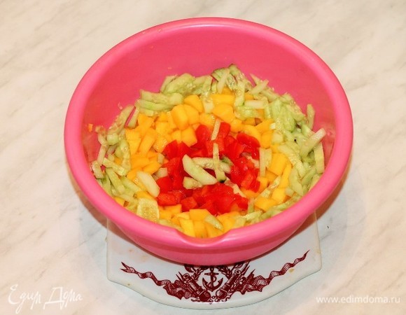 Нарежьте перец, манго и огурец кубиками или соломкой.