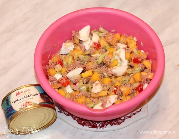 Откройте банку консервированного тунца ТМ «Магуро», слейте жидкость. Выложите рыбу в салатник. Положите яйца, посолите, поперчите и перемешайте. Майонез добавляйте перед подачей.