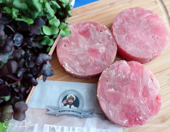 Достать филе тунца из упаковки, дать оттаять при комнатной температуре. Слегка смазать филе с двух сторон оливковым маслом.