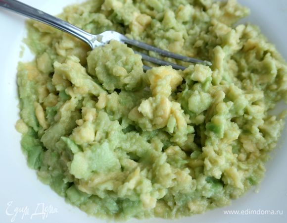 Размять вилкой мякоть авокадо.