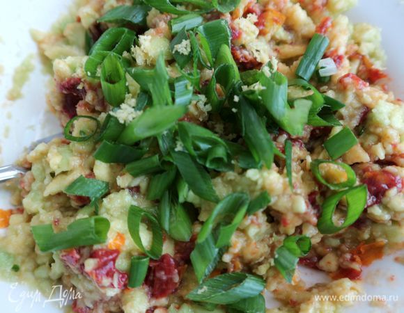 Добавить к авокадо смесь вяленых томатов, лимонного сока, чеснока и оливкового масла, а также зеленый лук, перемешать.