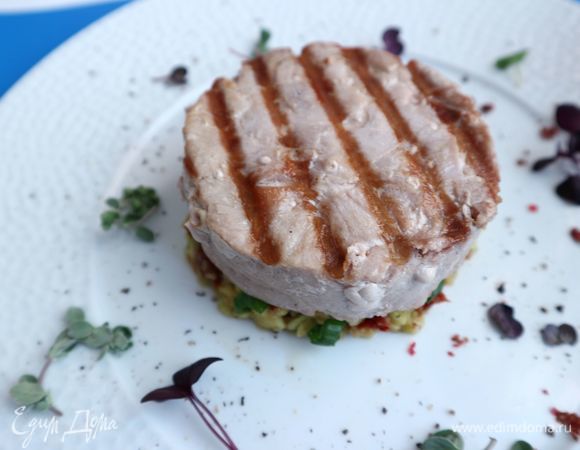 Обжарить филе тунца с двух сторон на хорошо разогретой сковороде-гриль с добавлением оливкового масла по три минуты с каждой стороны.