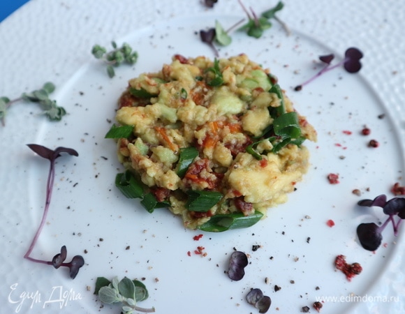 На тарелку поместить часть гуакамоле, по форме примерно равную медальону из тунца, декорировать блюдо.