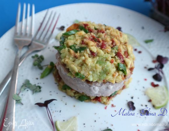 Сверху гуакамоле поместить медальон из филе тунца, на него — часть гуакамоле.
