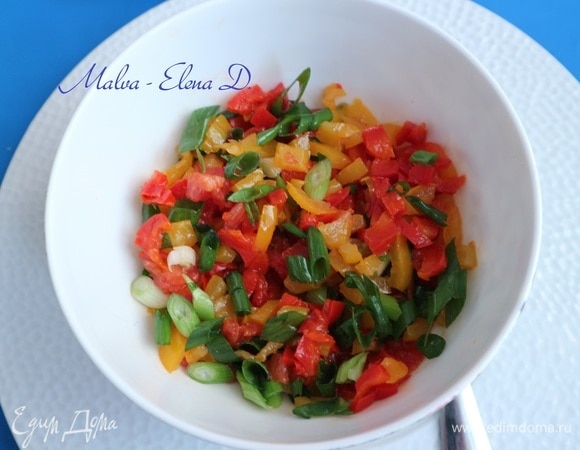 Поскольку в упаковке было три филе тунца, одно из них было подано с теплым салатом из запеченного в фольге перца (1 шт., время запекания — 40 минут при температуре 190°C), к которому добавлен запеченный помидор без шкурки (0,5 шт.), зеленый лук, оливковое масло и соль.