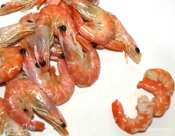 Креветки отварить в слегка подсоленной кипящей воде 1–2 минуты. Воду слить, остудить креветки и очистить.