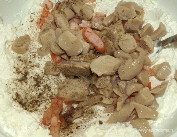 Креветки и кальмары измельчить ножом. Добавить к творожно-сметанной массе. Добавить соль и перец по вкусу.