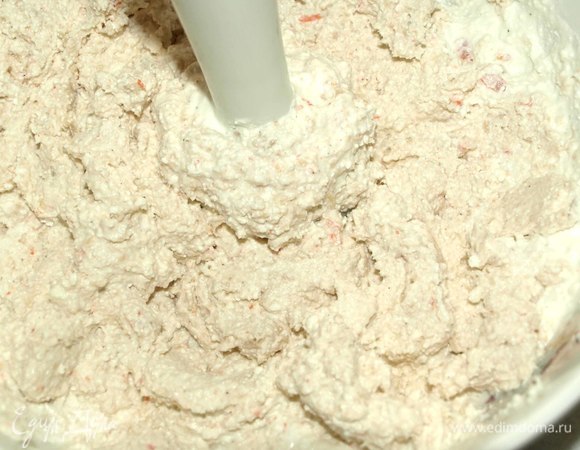 Измельчить массу погружным блендером или другим известным вам способом. К измельченной массе добавить мелкорубленую зелень (укроп, петрушка), сок лайма или лимона, если необходимо, добавить соль и перец. Все хорошо перемешать.