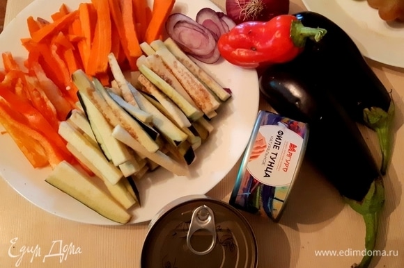 Нарежьте соломкой баклажаны, морковь и красный сладкий перец. Кольцами нарежьте фиолетовый сладкий лук (он же ялтинский).