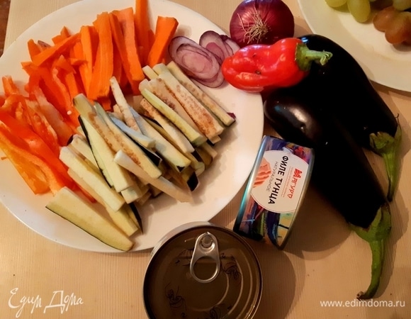 Нарежьте соломкой баклажаны, морковь и красный сладкий перец. Кольцами нарежьте фиолетовый сладкий лук (он же ялтинский).