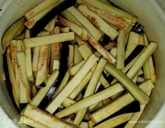 Баклажаны поместите в холодную воду с солью, чтобы избавиться от горечи.