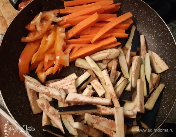 В разогретую сковороду с оливковым маслом поместите подготовленные овощи.