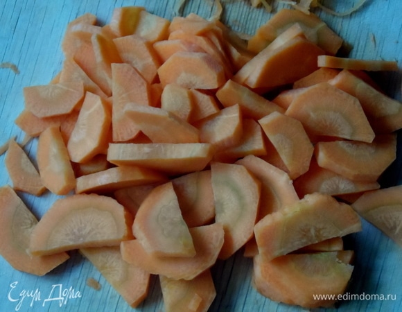 Воду налить в кастрюлю и довести до кипения. Морковь нарезать и опустить в кипящую воду. Варить минут 7.