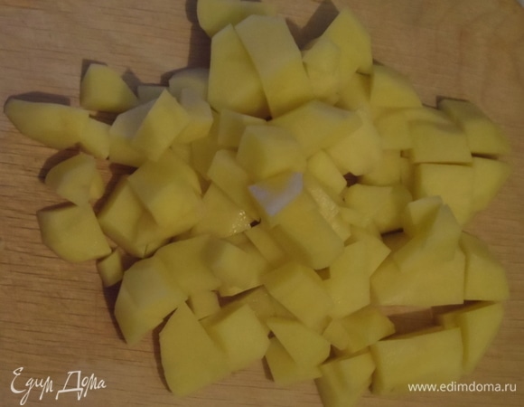 Картофель нарезать кубиком, выложить в суп к моркови и варить до готовности. Затем, если вам кажется суп слишком постным, то можно добавить горсть мелких макарон-ракушек.