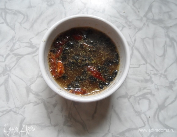 Собрать смесь из специй. Вы можете выбрать любые специи, которые вам нравятся. Моя ядерная смесь: немного молотого чеснока, немного куркумы, немного гарам масалы, барбарис, перец чили. С водой я развела специи для того, чтобы барбарис и перец раскрылись.