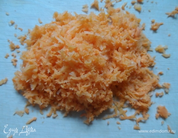 Выберите сковороду, в которой будете подавать блюдо на стол, и начинайте в ней готовить. Огонь должен быть средним: не гореть и не томиться. Выставьте огонь один раз, чтобы потом не отвлекаться на это. Морковь нужно обжарить на масле до сладкого запаха. Но важно, чтобы она не пригорела.