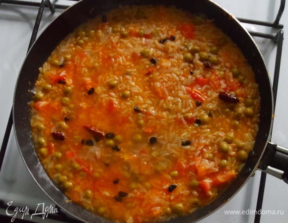 Влить стакан воды. Добавить специи, соль. Жарить минут 5.