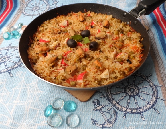 За несколько минут до готовности выложить мидии сверху и сбрызнуть лимонным соком. Подавать блюдо горячим на сковороде. Можно украсить оливками, базиликом. Приятного аппетита! Осторожно, горячо!