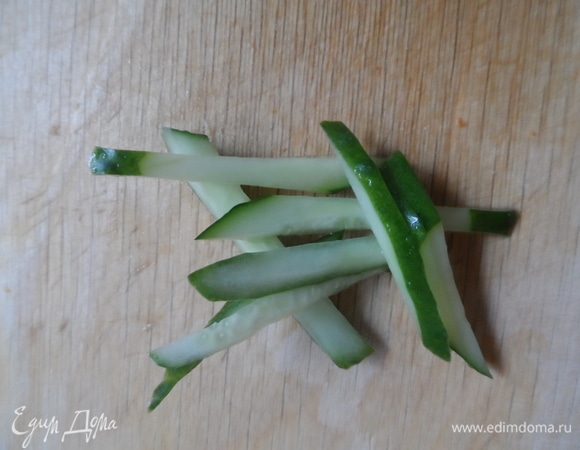 Огурцы нарезать ломтиками. Помидоры — кубиками.