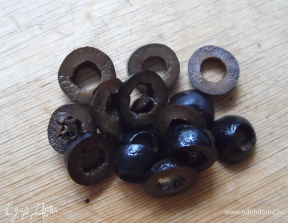 Оливки нарезать колечками. Смешать ингредиенты.