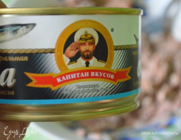 Размять сайру ТМ «Капитан Вкусов» вилкой.