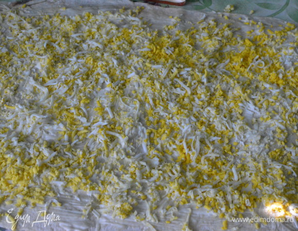 Разложить лаваш. Смазать лист майонезом, натереть яйца.