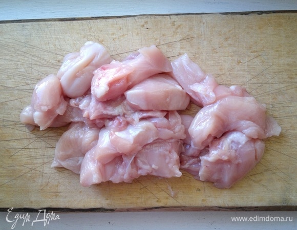 Куриное филе помыть, обсушить бумажным полотенцем, нарезать средними кусочками.