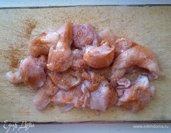 Филе посыпать острым красным перцем, черным перцем, солью, перемешать. Дать постоять 10–15 минут.