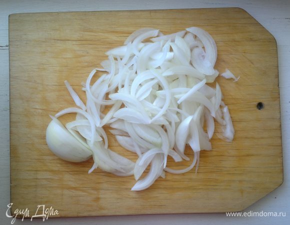 Лук почистить, нарезать соломкой.