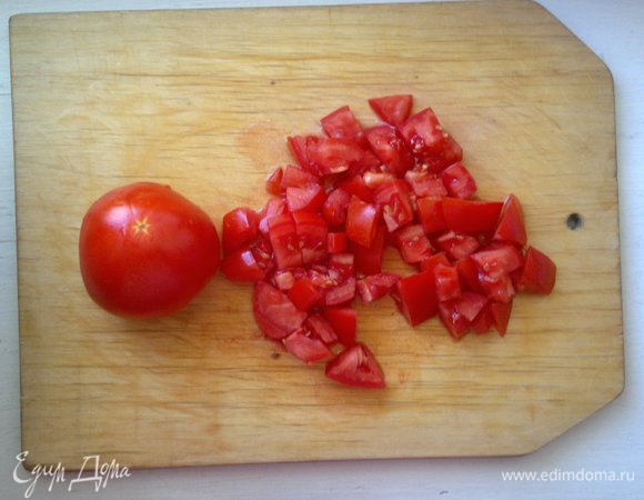 Помидоры вымыть, обсушить, нарезать кубиками.